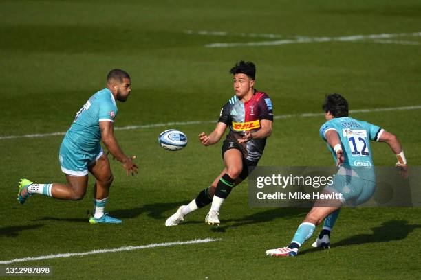 Marcus Smith of Harlequins passes the ball between Ollie Lawrence and Francois Venter of Worcester Warriors during the Gallagher Premiership Rugby...