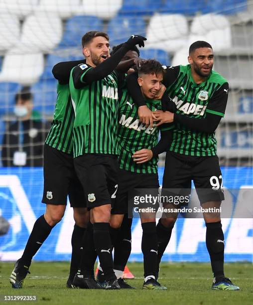 Maxime Lopez of Sassuolo celebrates with teammates after scoring their team's third goal during the Serie A match between US Sassuolo and ACF...