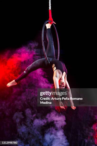 cerceau aérien - acrobate photos et images de collection