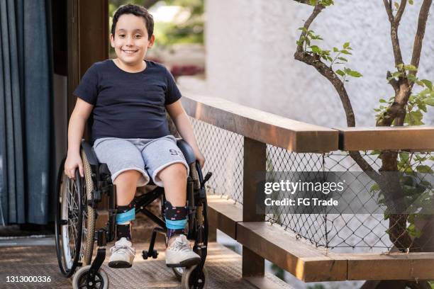 portret van een rolstoeljongen bij huis in openlucht - 7 stockfoto's en -beelden