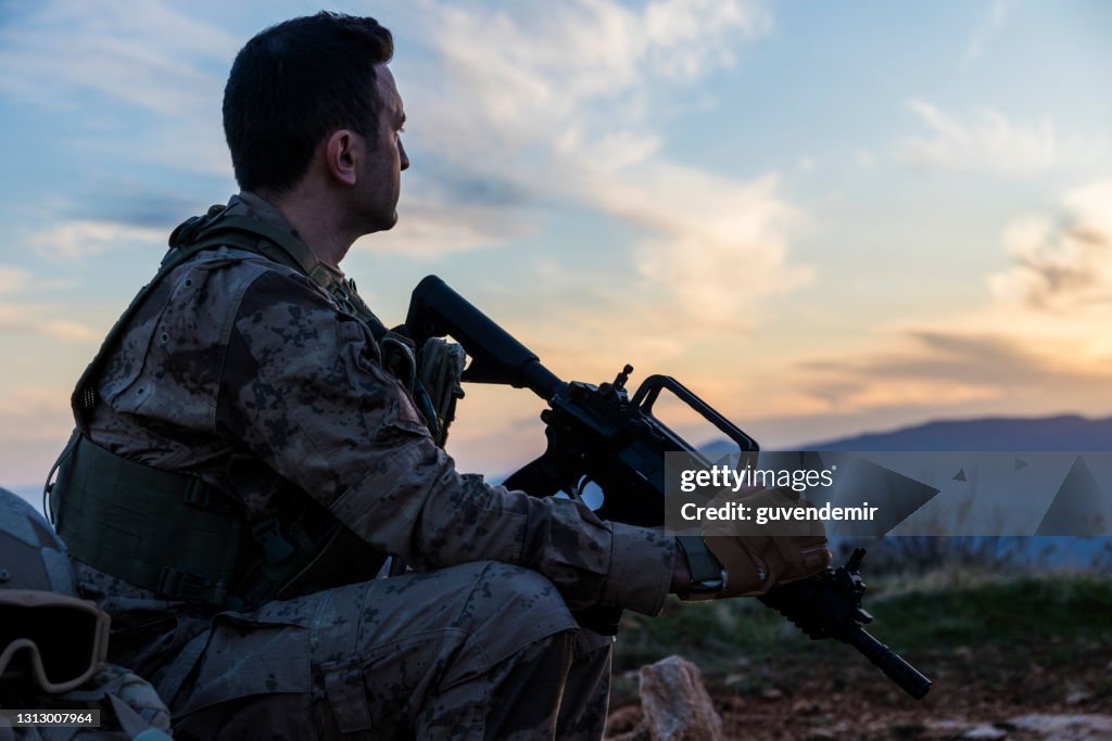 Soldato dell'esercito sul campo di battaglia al tramonto