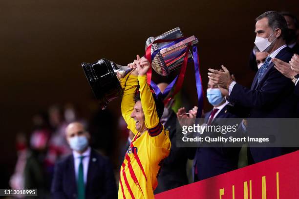 Lionel Messi of FC Barcelona lifts the trophy after winning with his team the Copa del Rey Final match between Athletic Club and Barcelona at Estadio...