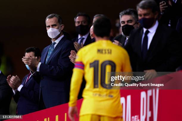 King Felipe VI awaits Lionel Messi of FC Barcelona after the Copa del Rey Final match between Athletic Club and Barcelona at Estadio de La Cartuja on...