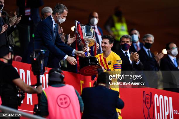 King Felipe VI gives the trophy to Lionel Messi of FC Barcelona during the Copa del Rey Final match between Athletic Club and FC Barcelona at Estadio...