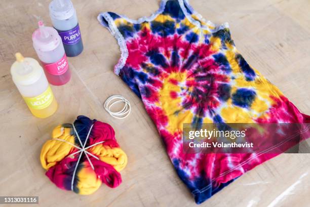 dosing containers with colored ink and tie dye clothes on plastic protector - tie dye stockfoto's en -beelden