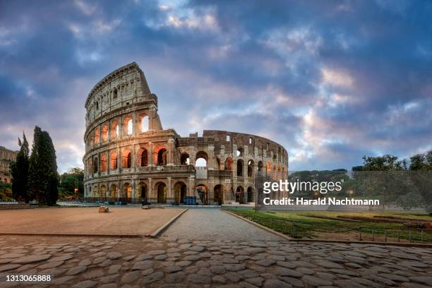 ancient amphitheatre, rome, lazio, italy - stadium or arena or coliseum or colosseum or ring exterior or outdoor foto e immagini stock