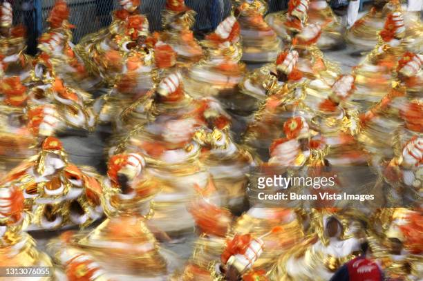 rio de janeiro. samba school dancing at carnival. - carnaval de rio stock pictures, royalty-free photos & images