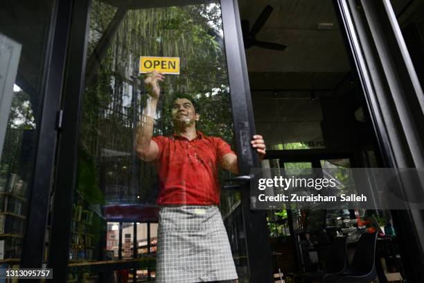 small business cafe owner at entrance - glass door stock pictures, royalty-free photos & images