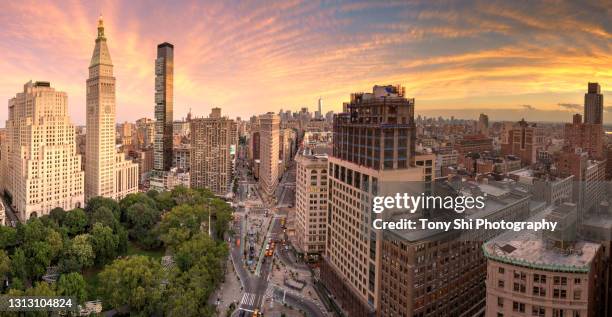 flatiron district sunset, new york city. flatiron building. - madison square stockfoto's en -beelden