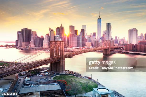 lower manhattan skyline with brooklyn bridge - ブルックリン橋 ストックフォトと画像