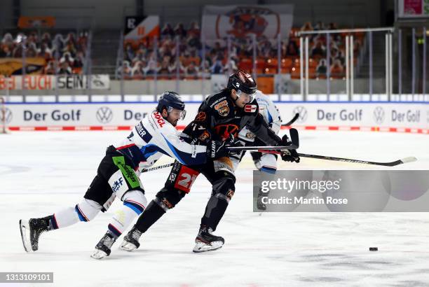 Matti Järvinen of Grizzlys Wolfsburg challenges Stephan Daschner of Straubing Tigers during the Deutsche Eishockey Liga DEL match between Grizzlys...