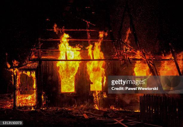 burning house - burning house photos et images de collection