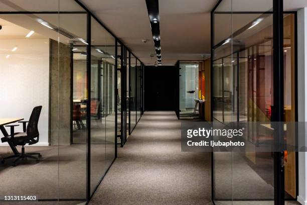lege gang in modern bureaugebouw bij nacht - empty office stockfoto's en -beelden