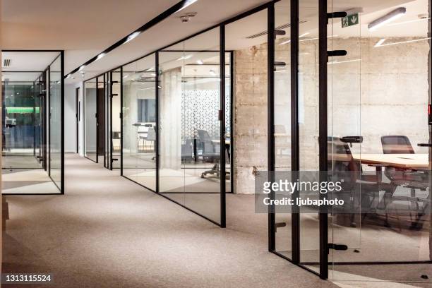 großes freiflächenbüro-interieur - bank interior stock-fotos und bilder