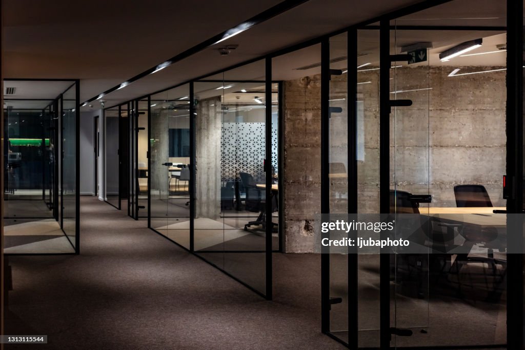 Modernes offenes Büro mit Rezeption und Glastrennwand