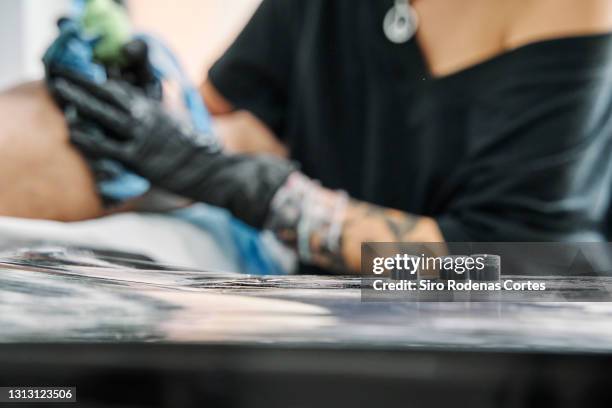 woman tattooing with ink - tattoo imagens e fotografias de stock