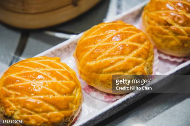 hong kong cuisine pineapple bun (菠蘿包) - sweet bun stock-fotos und bilder