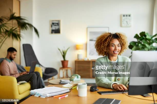 businesswoman using computer in home office - notebook smiling business foto e immagini stock