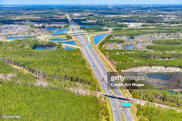 interstate 95 interchange aerial - interstate highway usa stock-fotos und bilder