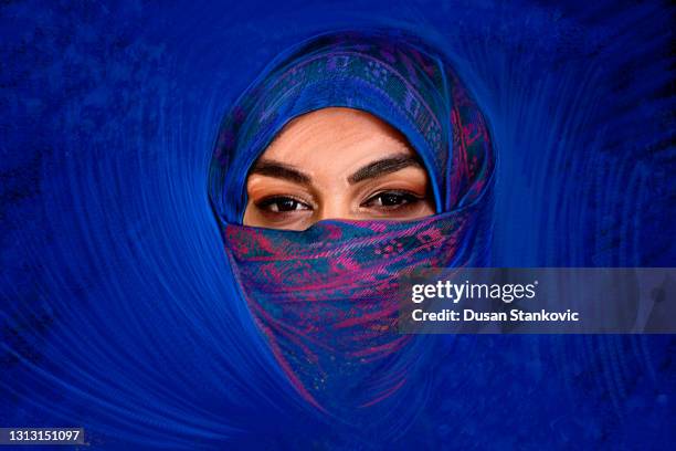 ilustrações de stock, clip art, desenhos animados e ícones de muslim woman in traditional islamic clothing - hijab
