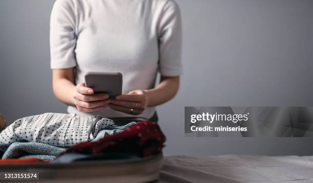 femme méconnaissable utilisant l’application numérique de passeport sur le téléphone portable pour le voyage pendant covid-19 - passeport vaccinal photos et images de collection