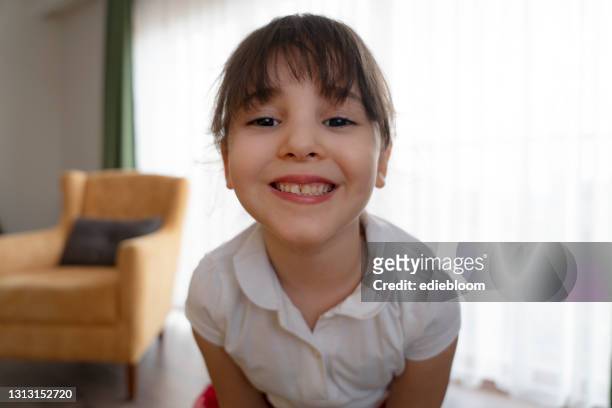 leuk meisjeportret - very young webcam girls stockfoto's en -beelden