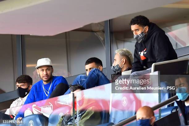 Juan Bernat, Neymar Jr, Leandro Paredes, Keylor Navas and Marquinhos of Paris Saint-Germain attend the Ligue 1 match between Paris Saint-Germain and...