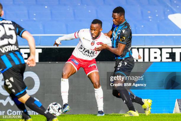 Fabrice Olinga of Excelsior Mouscron, Odilon Kossounou of Club Brugge during the Pro League match between Club Brugge and Excelsior Mouscron at Jan...