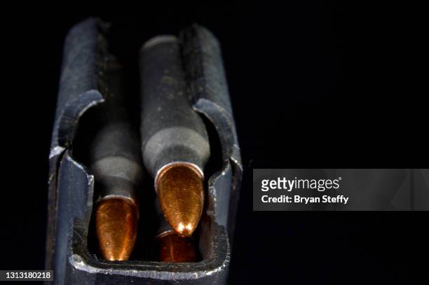 .223 bullets in magazine - ammunition magazine stockfoto's en -beelden