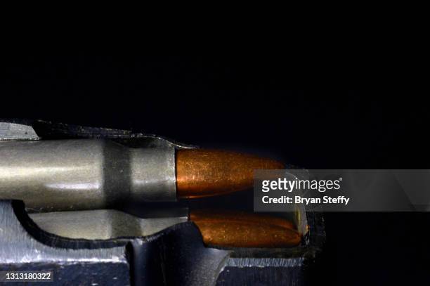 .223 bullets in magazine - ammunition magazine stock-fotos und bilder