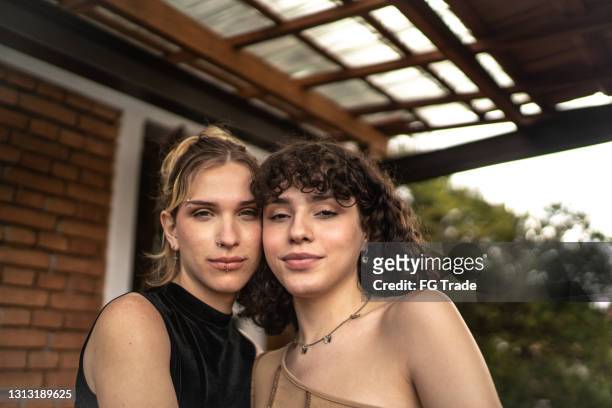 ritratto di una coppia transgender femminile a casa - transessuale foto e immagini stock