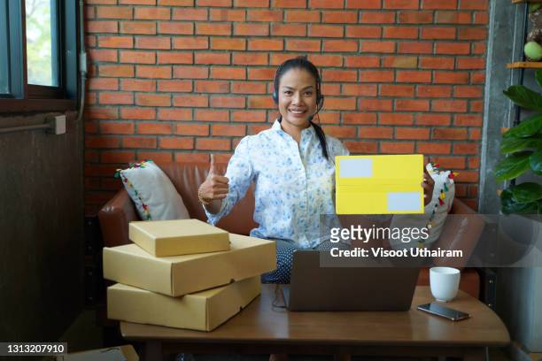 concentrated freelancer businesswoman using laptop for video confident,the seller prepares the delivery box for the customer,online sales,or e-commerce - cardboard vr stock pictures, royalty-free photos & images
