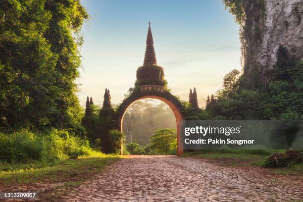temple gate at khao na nai luang dharma park in the morning - province de surat thani photos et images de collection