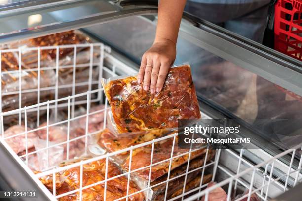 compra de carne roja en el supermercado - red meat fotografías e imágenes de stock