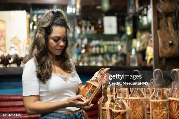 customer buying cachaça produced in brazil - melaço imagens e fotografias de stock