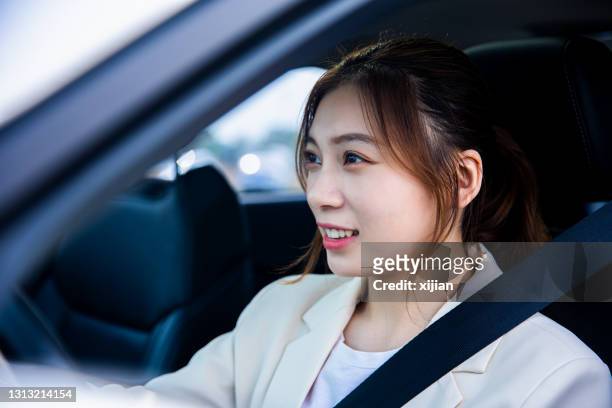 junge dame glücklich fahren auto - happy car customer stock-fotos und bilder
