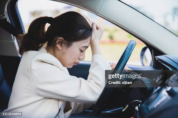 gestresste frau sitzt im auto - man driving anxiously stock-fotos und bilder