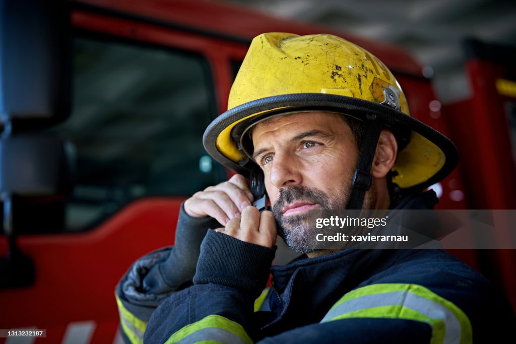Pompiere barbuto a metà degli anni '40 indossare il casco