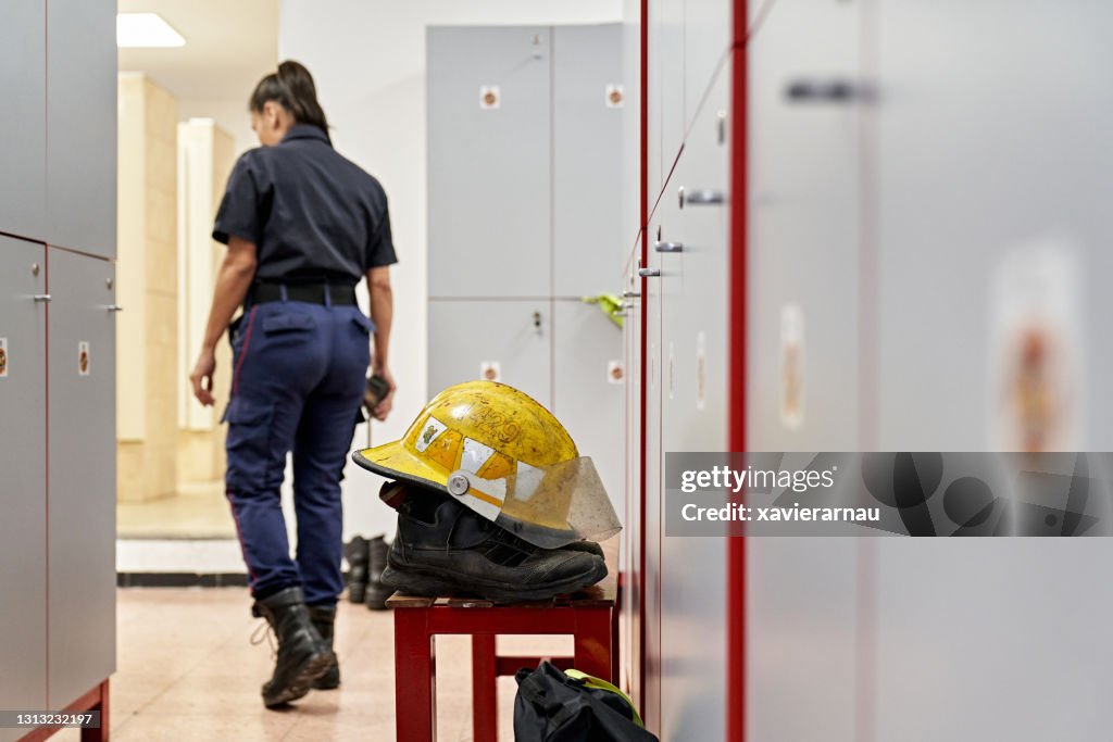 Ende 30er Jahre Hispanic Female First Responder in Fire House