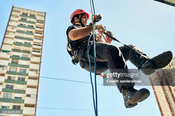 vue à angle bas du système de sauvetage de pratique de pompier - descente en rappel photos et images de collection