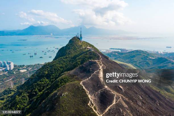 drone-weergave van castle peak zendstation in hong kong - satellite tracks stockfoto's en -beelden