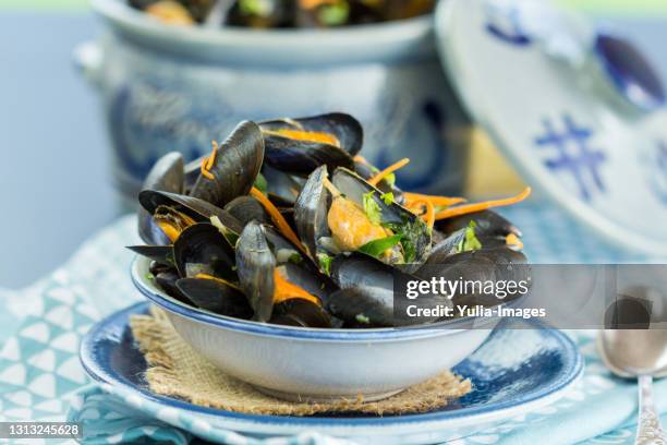 close up of appetizing fresh mussels - blue bowl fotografías e imágenes de stock