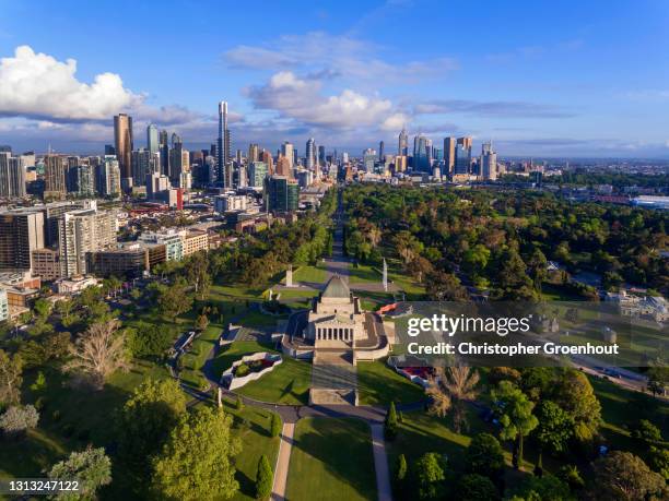 aerial view of the shrine of remembrance war memorial and melbourne city - shrine of remembrance stock pictures, royalty-free photos & images