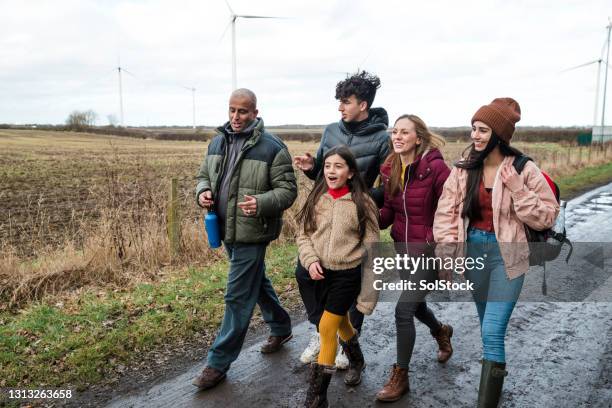 zeit miteinander verbringen - person gemischter abstammung stock-fotos und bilder