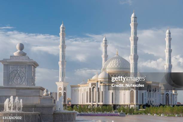 nur astana mosque in astana, kazakhstan - astana stockfoto's en -beelden