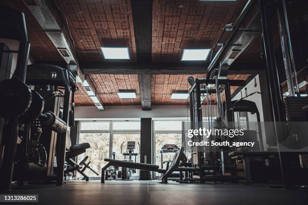 im inneren der leeren modernen turnhalle - trainingsmaschine stock-fotos und bilder