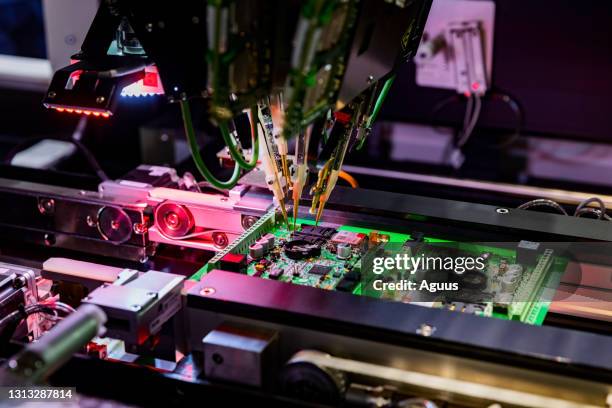 elektronische printplaat productie en computer chip vlieg test door robot geautomatiseerde machine - futuristic circuit stockfoto's en -beelden