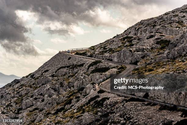 carretera en cap formentor en la isla balear de mallorca - cabo formentor fotografías e imágenes de stock