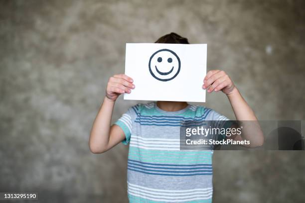 enfant retenant un dessin de visage de sourire. émotion heureuse. - anthropomorphic face photos et images de collection