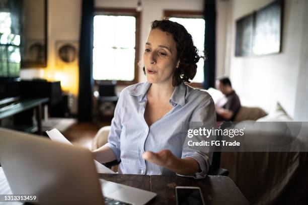 disability woman doing a virtual business meeting at home - amputee woman imagens e fotografias de stock